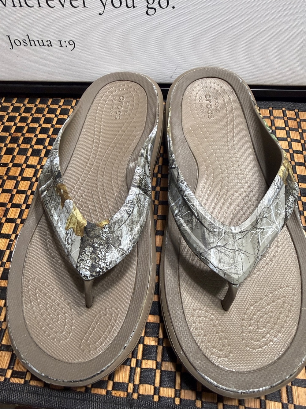 CROCS Men’s Camo Pattern Thong Sandals with Tan Footbed Men:8 Box 17